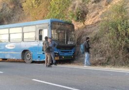 HRTC Bus Accident: एचआरटीसी बस में आई तकनीकी खामी! बेकाबू होकर पहाड़ी से टकराई, यात्रियों में मची चीख-पुकार