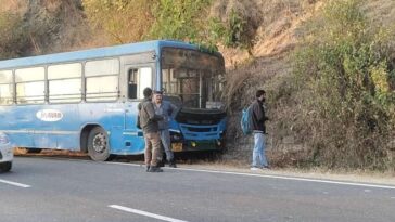 HRTC Bus Accident: एचआरटीसी बस में आई तकनीकी खामी! बेकाबू होकर पहाड़ी से टकराई, यात्रियों में मची चीख-पुकार