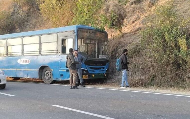 HRTC Bus Accident: एचआरटीसी बस में आई तकनीकी खामी! बेकाबू होकर पहाड़ी से टकराई, यात्रियों में मची चीख-पुकार