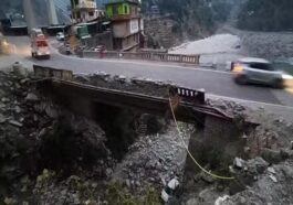Accident In Himachal: घूमने के लिए दिल्ली से मनाली जा रहे पर्यटकों की गाड़ी नाले में गिरी! 22 साल के हिमांशु की मौत