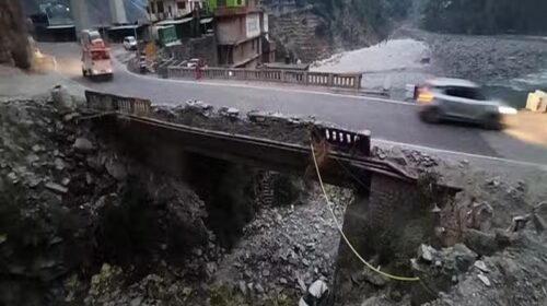 Accident In Himachal: घूमने के लिए दिल्ली से मनाली जा रहे पर्यटकों की गाड़ी नाले में गिरी! 22 साल के हिमांशु की मौत