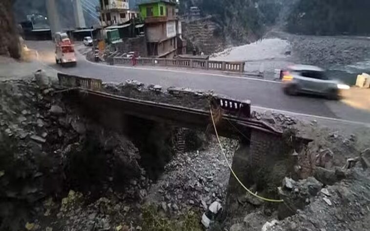 Accident In Himachal: घूमने के लिए दिल्ली से मनाली जा रहे पर्यटकों की गाड़ी नाले में गिरी! 22 साल के हिमांशु की मौत