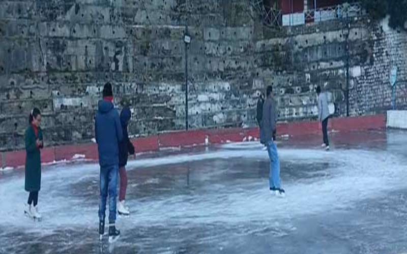 Ice Skating: एक सप्ताह बाद शिमला में फिर शुरू हुई आइस स्केटिंग! रिंक में बड़ी संख्या में पहुंच रहे लोग