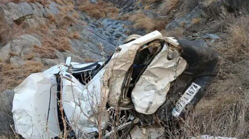 Accident In Himachal: कार के खाई में गिरते ही उड़े परखच्चे! गाड़ी में बुरी तरह फंसा चालक का शव