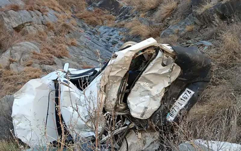 Accident In Himachal: कार के खाई में गिरते ही उड़े परखच्चे! गाड़ी में बुरी तरह फंसा चालक का शव