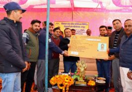 Sirmour News: विधानसभा उपाध्यक्ष ने तीन पंचायतों के 340 रेणुका बांध विस्थापित परिवारों को वितरित किए पहचान पत्र