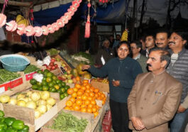 CM Sukhu: कचहरी चौक पर सीएम ने ली चाय की चुस्कियाँ! दुकान से 500 रुपए में खरीदे पपीते और संतरे