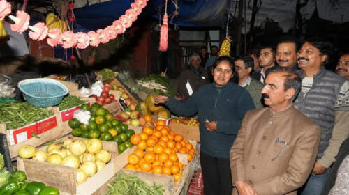 CM Sukhu: कचहरी चौक पर सीएम ने ली चाय की चुस्कियाँ! दुकान से 500 रुपए में खरीदे पपीते और संतरे