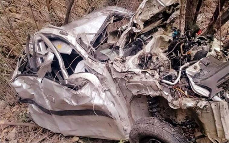 Accident In Himachal: खाई में गिरी कार! तीर्थ स्थल पर स्नान कर वापस लौट रहे JBT शिक्षक की मौत! पत्नी जख्मी