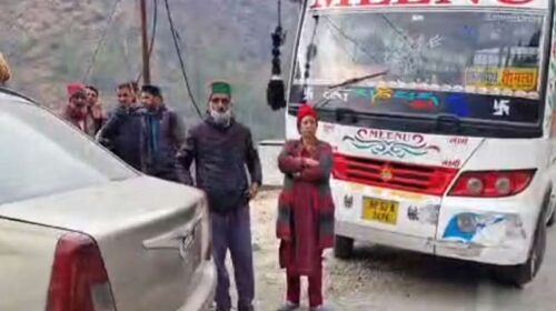 Bus Accident In Himachal: चलती बस में चालक को आया चक्कर! सड़क किनारे पार्क दो वाहनों से टकराई बस