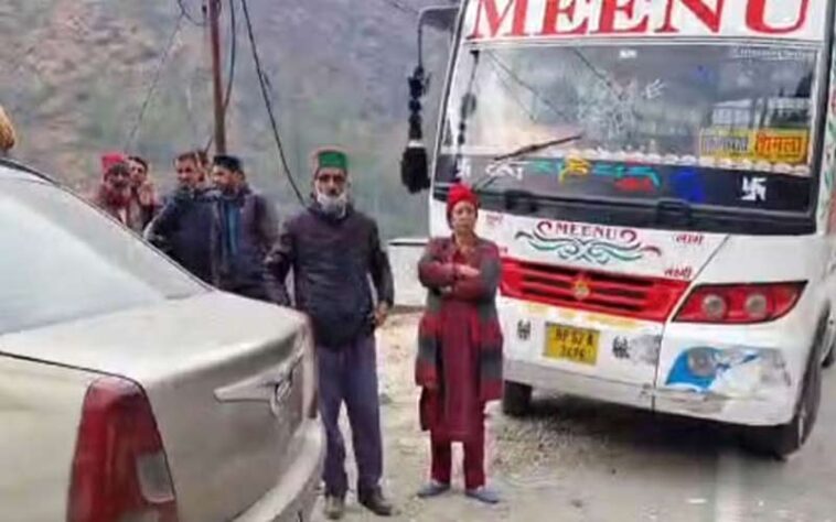 Bus Accident In Himachal: चलती बस में चालक को आया चक्कर! सड़क किनारे पार्क दो वाहनों से टकराई बस