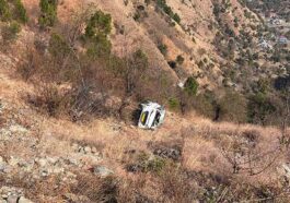 Accident In Himachal: घर पर परिवार कर रहा था इंतजार! रास्ते में टैक्सी खाई में गिरने से चालक की दर्दनाक मौत
