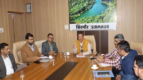 Sirmour News: वन संरक्षण अधिनियम मामलों का प्राथमिकता के आधार पर करे निपटान- डीसी