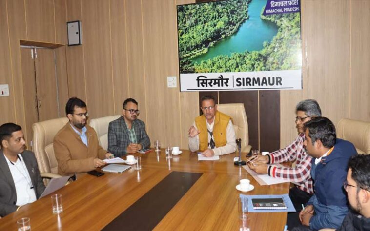 Sirmour News: वन संरक्षण अधिनियम मामलों का प्राथमिकता के आधार पर करे निपटान- डीसी