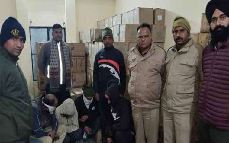 Himachal Crime News: जंगल में छुपाई शराब को ट्रक में लोड़ करते पकड़े चार आरोपी! 344 पेटियां बरामद