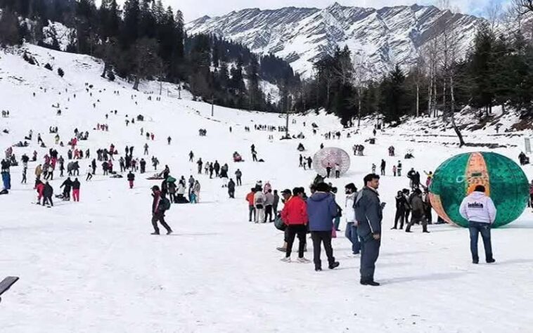 Himachal Tourism: वीकेंड पर मनाली में उमड़ी पर्यटकों की भीड़! बर्फ के बीच जमकर मस्ती, 60 प्रतिशत तक पहुंची ऑक्यूपेंसी