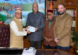 Himachal Latest News: हिमाचल के लोकेंद्र मोहन चंदेल ने महाकुंभ में भोजन व्यवस्था के लिए दिया 50.2 लाख का चेक
