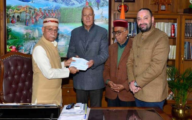 Himachal Latest News: हिमाचल के लोकेंद्र मोहन चंदेल ने महाकुंभ में भोजन व्यवस्था के लिए दिया 50.2 लाख का चेक