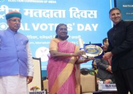 Himachal News: राष्ट्रपति द्रौपदी मुर्मू ने डीसी बिलासपुर को “बेस्ट इलेक्टोरल प्रैक्टिस अवार्ड-2025” से किया सम्मानित