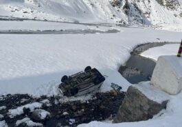 Himachal News Update: सड़कों पर जमी ब्लैक-आइस! नाले में गिरी कार, पुलिस प्रशासन ने जारी की एडवाइजरी