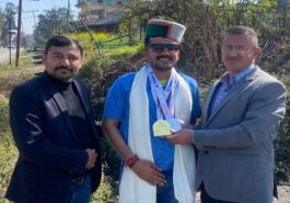 Sirmour News: डीसी ने स्वर्ण पदक विजेता विरेन्द्र सिंह को पैरा ओलंपिक में उपलब्धि हासिल करने पर किया सम्मानित