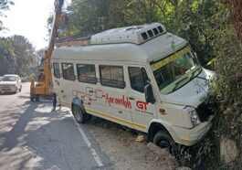 Himachal News Update: सड़क पर जंगली जानवर आने से चालक का बिगड़ा संतुलन! ढांक से टकराई टेंपो ट्रैवलर