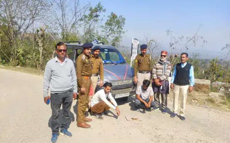 Himachal Crime News: सोने की नकली ईंट के नाम पर बुजुर्ग से ठगे 2 लाख! पुलिस ने जाल बिछाकर पकड़े आरोपी