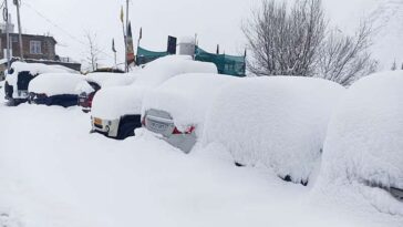 Himachal Weather: हिमाचल में भारी बारिश-बर्फबारी का दौर जारी! यहां गिरी 4-6 फीट बर्फ, कई सड़कें बंद