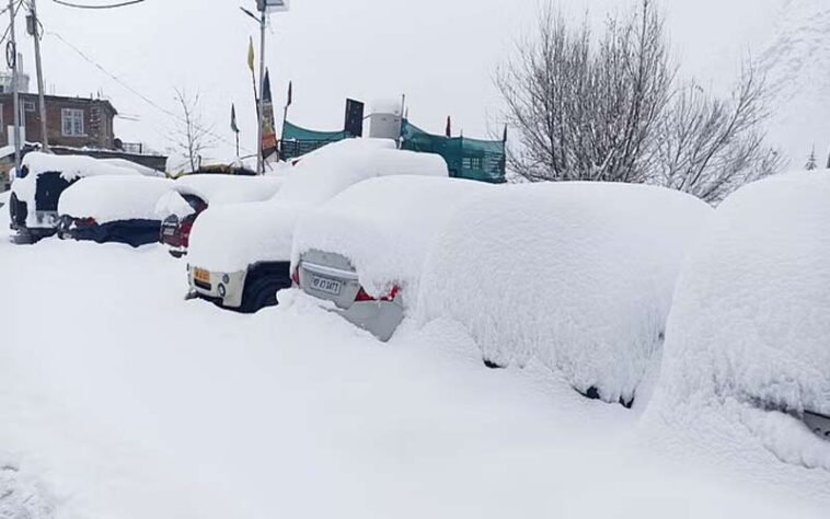 Himachal Weather: हिमाचल में भारी बारिश-बर्फबारी का दौर जारी! यहां गिरी 4-6 फीट बर्फ, कई सड़कें बंद