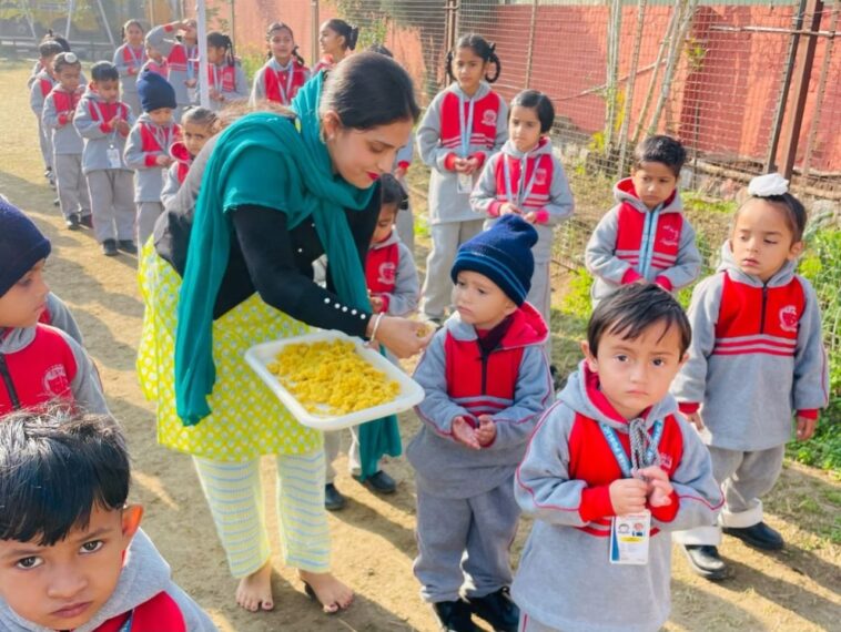 Paonta Sahib: बसंत पंचमी पर इंडियन पब्लिक स्कूल में सरस्वती की पूजन! यूं मनाया बच्चों ने पर्व