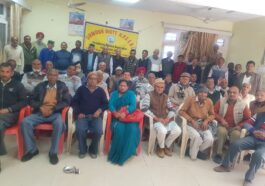 Paonta Sahib: पेंशनरों ने सरकार पर विद्युत बोर्ड को तोड़ने की साजिश का आरोप लगाया! बैठक कर उठाई ये मांगें