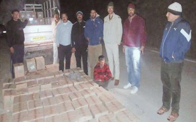 Himachal Crime News: टेंपो में अवैध रूप से हो रही थी शराब की सप्लाई! स्पेशल डिटेक्शन टीम ने पकड़ी 150 पेटियां