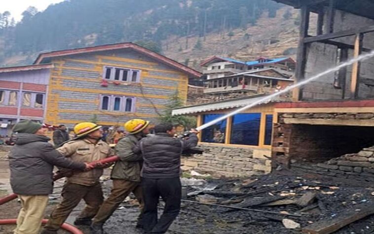 Himachal News Alert: मकान में भीषण अग्निकांड से लाखों का नुकसान! अग्निशमन विभाग ने जलने से बचाई एक करोड़ रुपये की संपत्ति