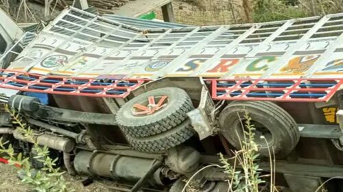 Accident In Himachal: सड़क पर पलटा सरिए से लदा ट्रक! दो घंटे तक वाहन के नीचे दबा रहा चालक