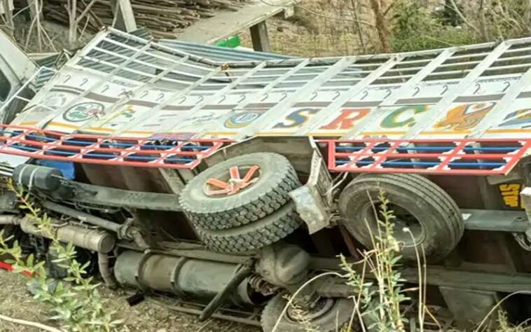 Accident In Himachal: सड़क पर पलटा सरिए से लदा ट्रक! दो घंटे तक वाहन के नीचे दबा रहा चालक