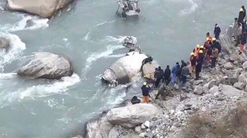 हिमाचल में बड़ा हादसा: रात को नदी में गिरा वाहन! दो लोग लापता, सर्च ऑपरेशन शुरू