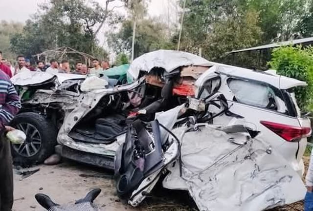 Himachal Accident News : गाय को बचाने के चक्कर में फॉर्च्यूनर कार की ट्रक में जोरदार भिड़ंत! कार में बैठे 2 युवकों की मौत 3 घायल