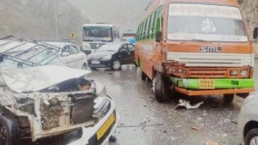 Himachal Accident : चंडीगढ़-मनाली NH दर्दनाक हादसा! निजी बस व टैक्सी की जोरदार भिड़ंत में टैक्सी चालक गंभीर रूप से जख्मी