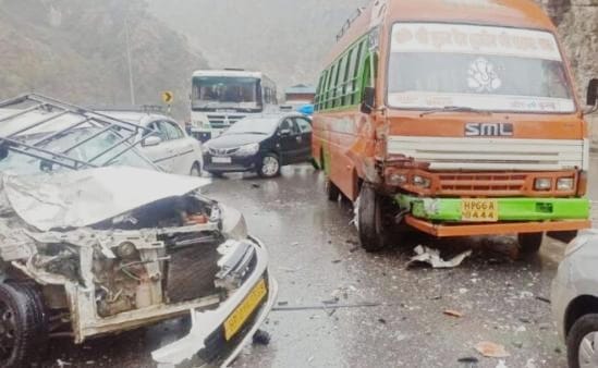 Himachal Accident : चंडीगढ़-मनाली NH दर्दनाक हादसा! निजी बस व टैक्सी की जोरदार भिड़ंत में टैक्सी चालक गंभीर रूप से जख्मी