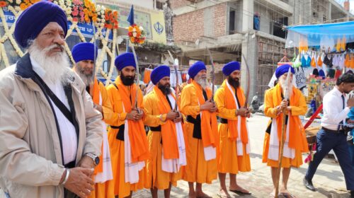 Paonta sahib : गुरू की नगरी मे होला मोहल्ला पर निकला भव्य नगर कीर्तन! प्राचीन युद्ध कला गतका का किया प्रदर्शन….