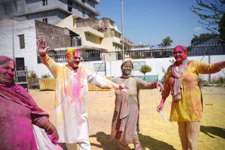 Paonta sahib : नगर परिषद में धूमधाम से मनाई होली, विधायक सुखराम चौधरी ने जमकर डाली नाटी