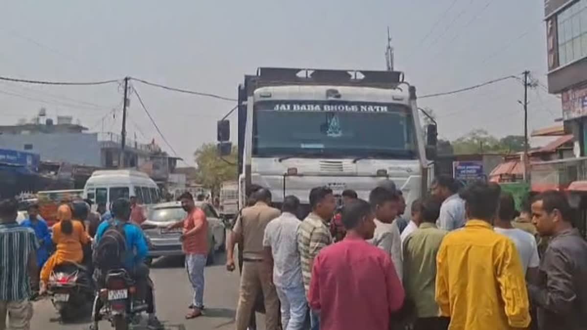 विकासनगर में दर्दनाक हादसा: डंपर ने बाइक सवार को कुचला, चालक फरार