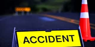 Accident In Himachal: तेज रफ्तार कार ने अखबार बांट रहे व्यक्ति को कुचला! फिर खंभे से टकराई