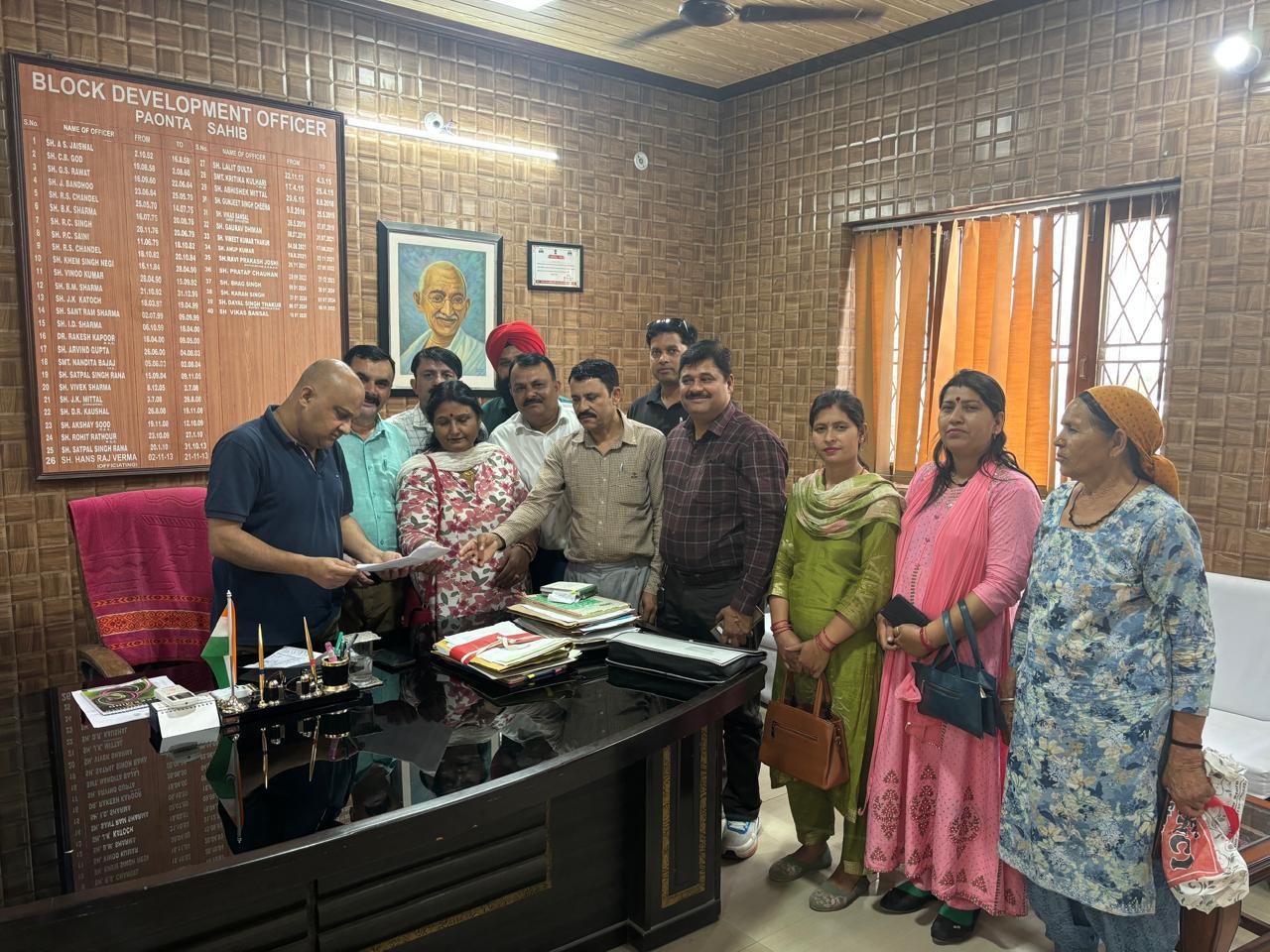 पांवटा साहिब में प्रधानों की बैठक: हिमाचल सरकार की नीतियों पर जताई नाराजगी…..