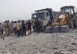Paonta Sahib : अवैध खनन पर ग्रामीणों का हंगामा, जेसीबी-टिप्पर रोके….