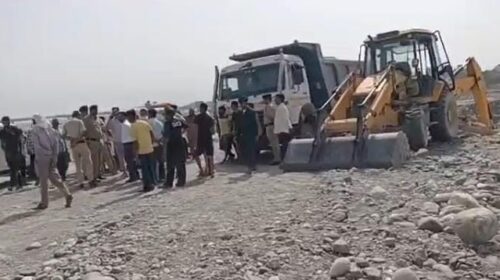 Paonta Sahib : अवैध खनन पर ग्रामीणों का हंगामा, जेसीबी-टिप्पर रोके….