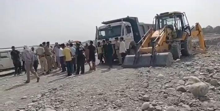 Paonta Sahib : अवैध खनन पर ग्रामीणों का हंगामा, जेसीबी-टिप्पर रोके….