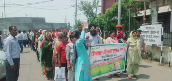 सिरमौर में भूमिहीन किसानों का हल्ला बोल: 5 बीघा जमीन और 4 गुना मुआवजे की मांग