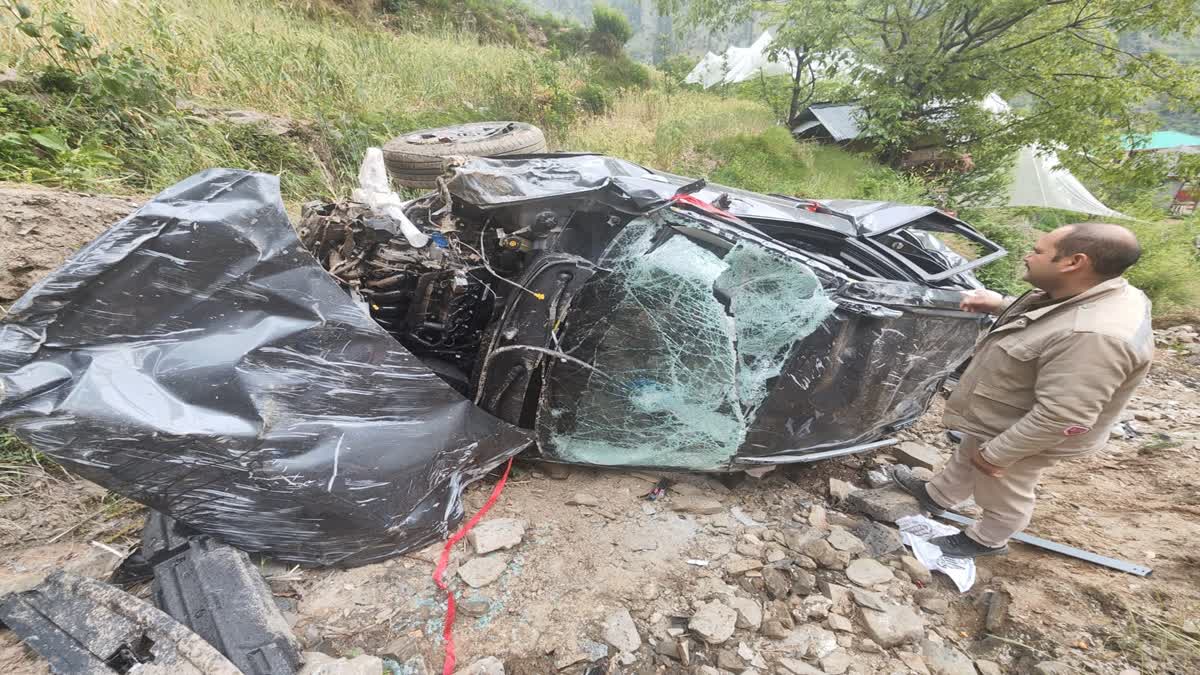 हिमाचल प्रदेश : मंदिर जाते समय मां-बेटे की सड़क हादसे में मौ+त, नई कार के दर्शन को जाते वक्त हुआ हादसा