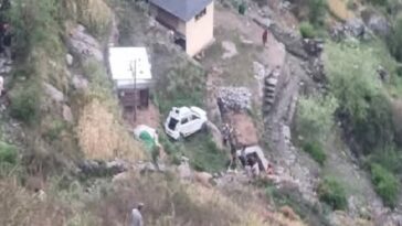 दर्दनाक हादसा: सराची के ब्लाइंड मोड़ पर कार खाई में गिरी, 19 वर्षीय युवक की मौत